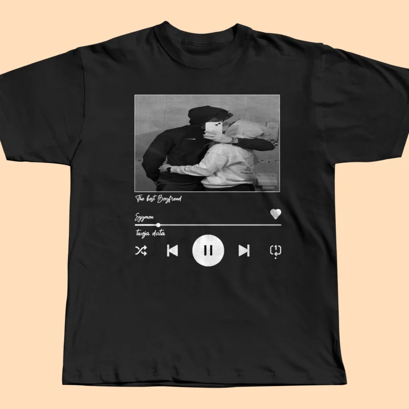 koszulka „niedziela” to t shirt z nadrukiem klasycznego polskiego obiadu – schabowego, ziemniaków i buraczków. idealna dla miłośników tradycji i domowej kuchni. (kopia) (kopia)