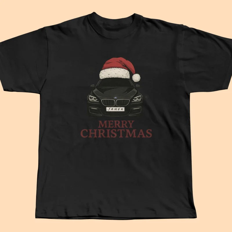 koszulka z nadrukiem świątecznego samochodu i czapką mikołaja. personalizuj model i rejestrację samochodu na koszulce – świetny prezent dla miłośników motoryzacji.