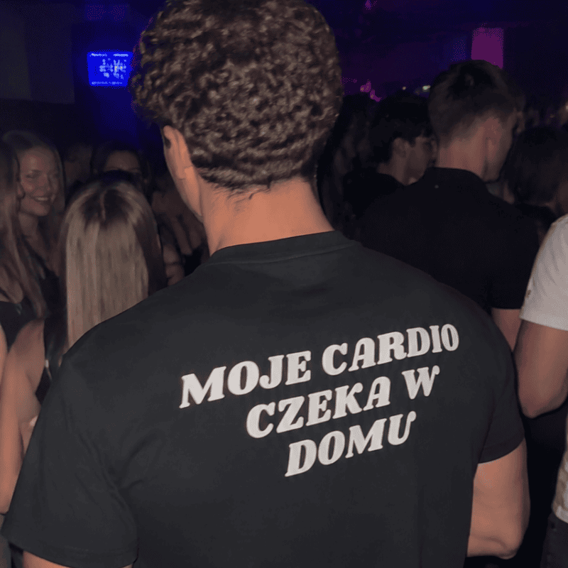 Moje cardio czeka w domu — czarny T-shirt